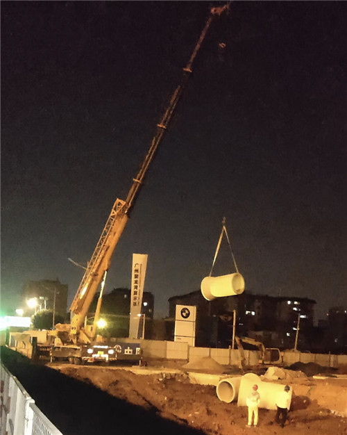 卫辉市“弯臂矫正”—— 吊车的 “形变补偿” 技术