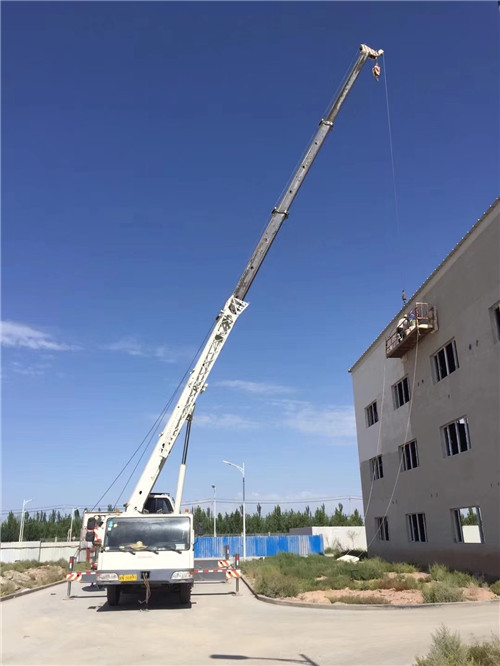 卫辉市“轻装强干”—— 吊车的 “轻量化臂架” 技术