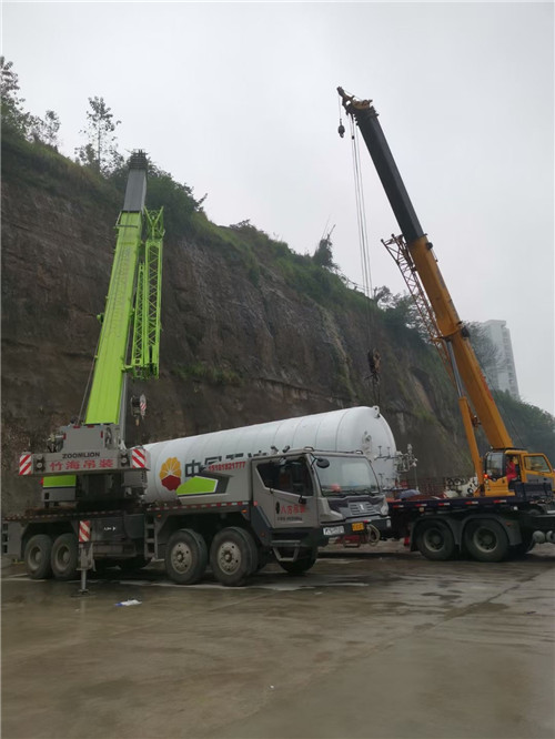 卫辉市“不怕风雨冻”—— 吊车的 “恶劣环境适应” 技术